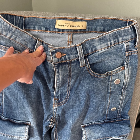 Trendy Denim Flare Jeans with Pocket Details - Picture 2 of 9